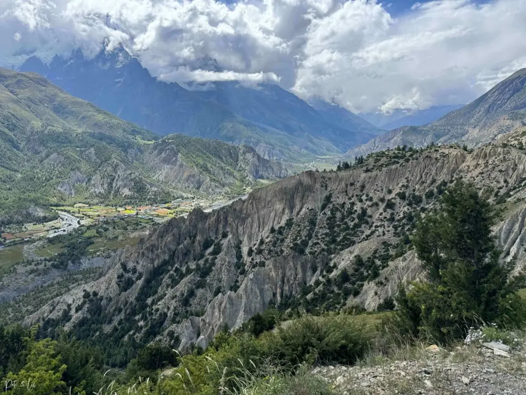 Vue panoramique sur la vallée depuis Ngawal