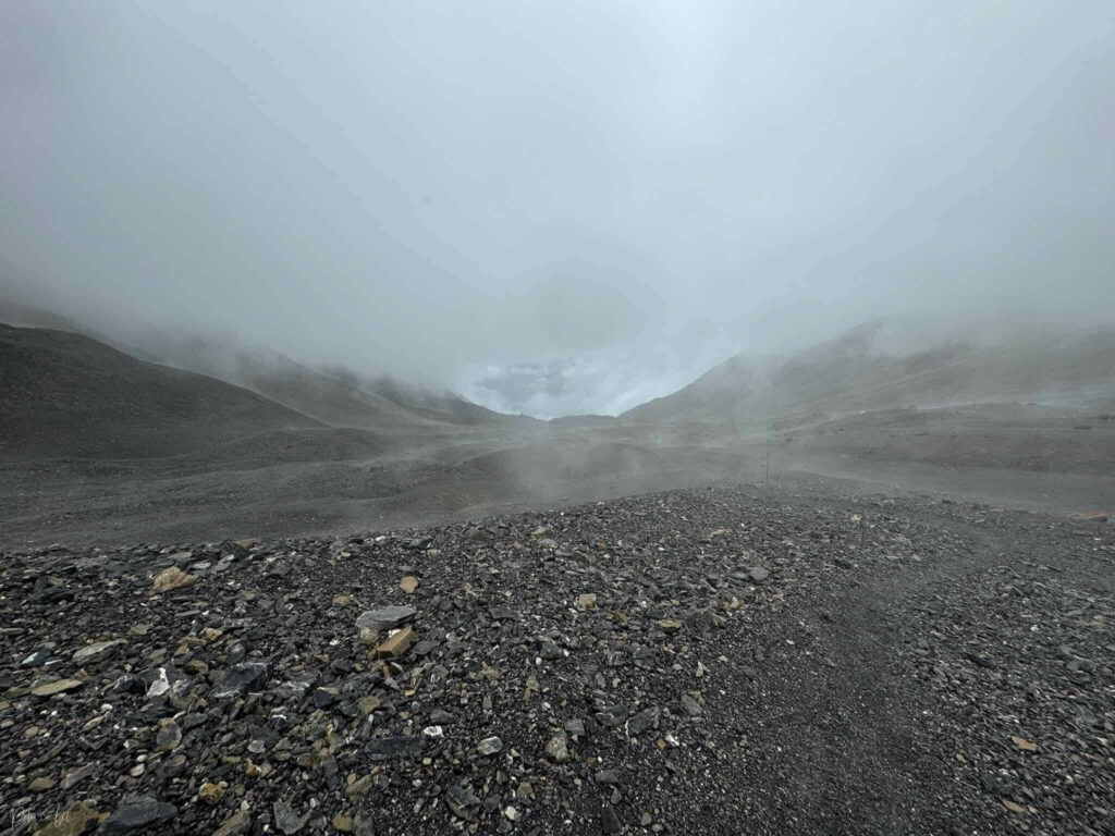 Sentier rocheux lors de la descente du col