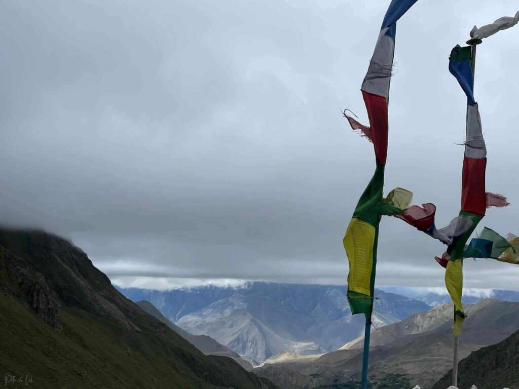 Banc de nuages avec drapeaux de prières au premier plan