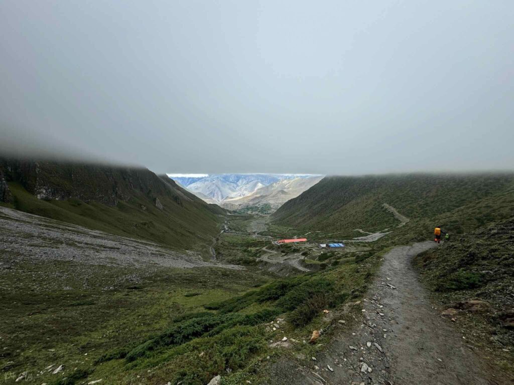 Banc de nuages flottant au-dessus de la vallée