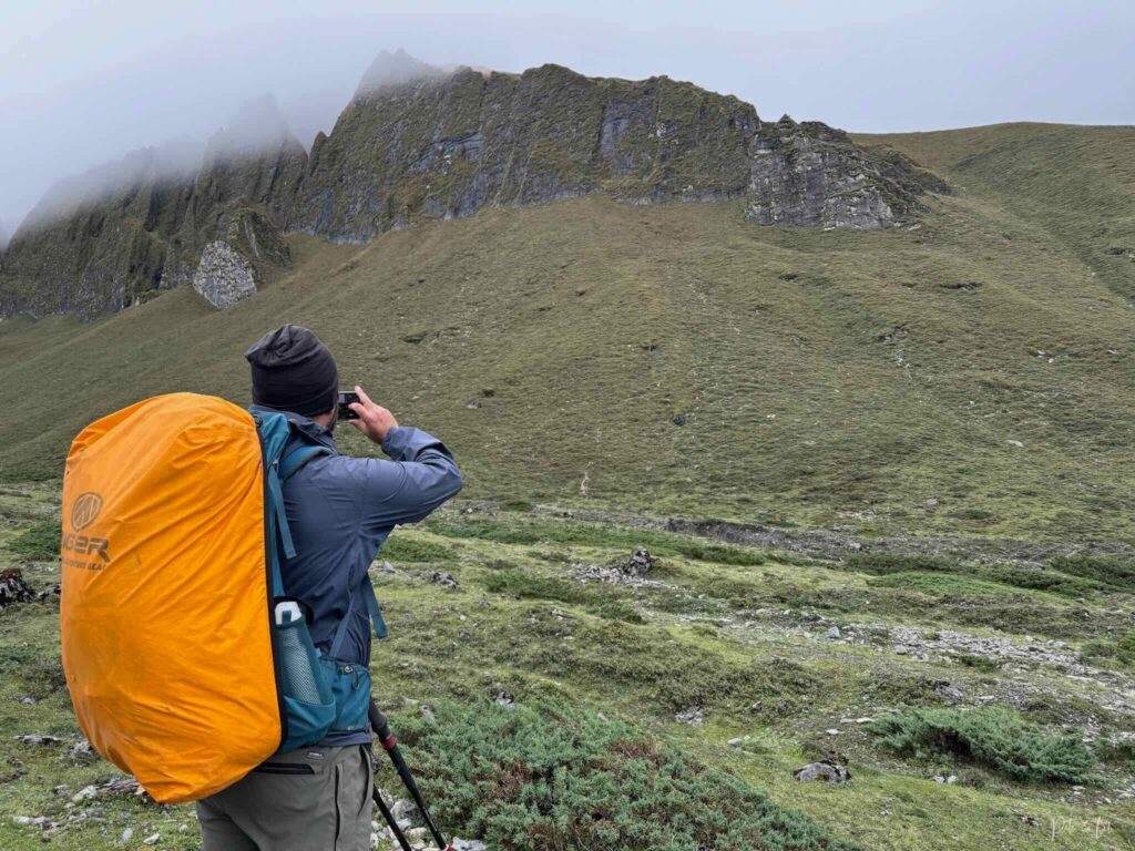 Randonneur photographiant le paysage de montagne