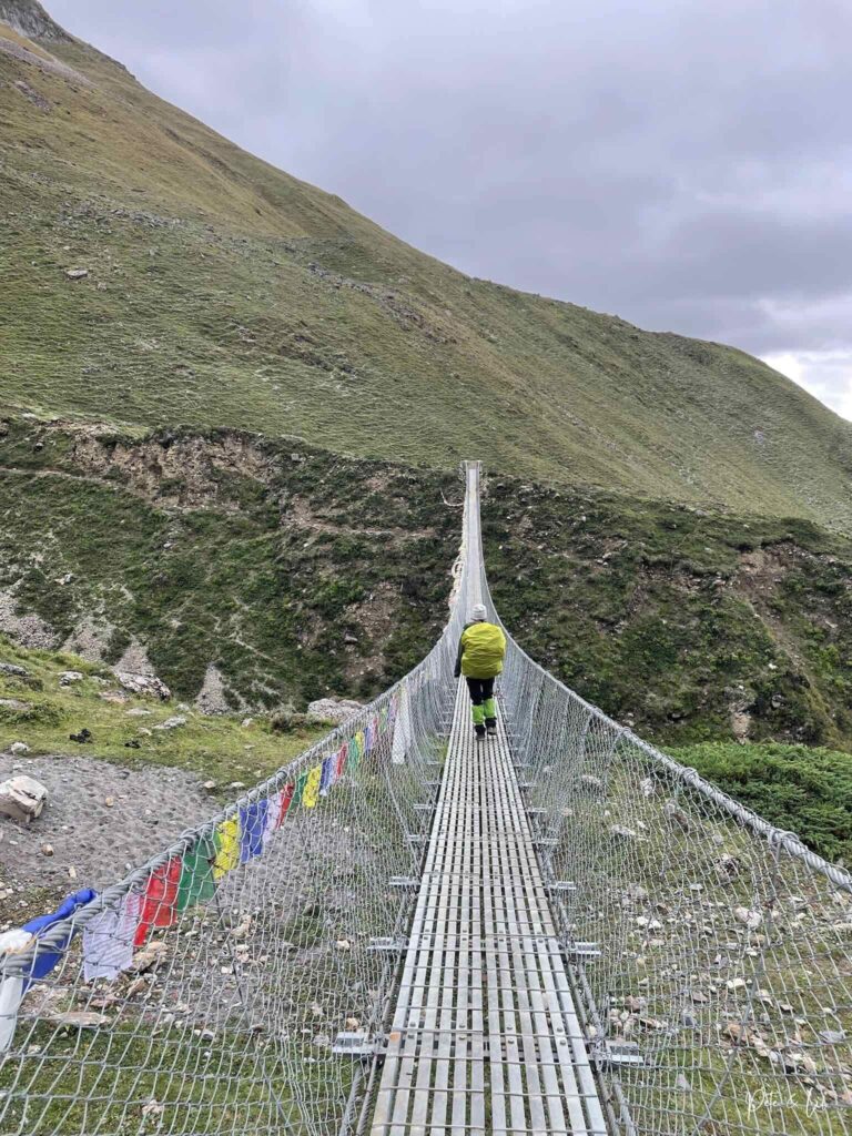 Randonneuse traversant un pont suspendu