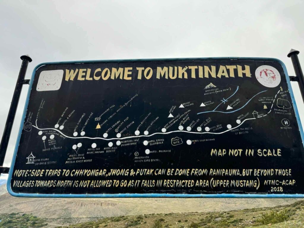 Pancarte de Muktinath listant les hôtels disponibles