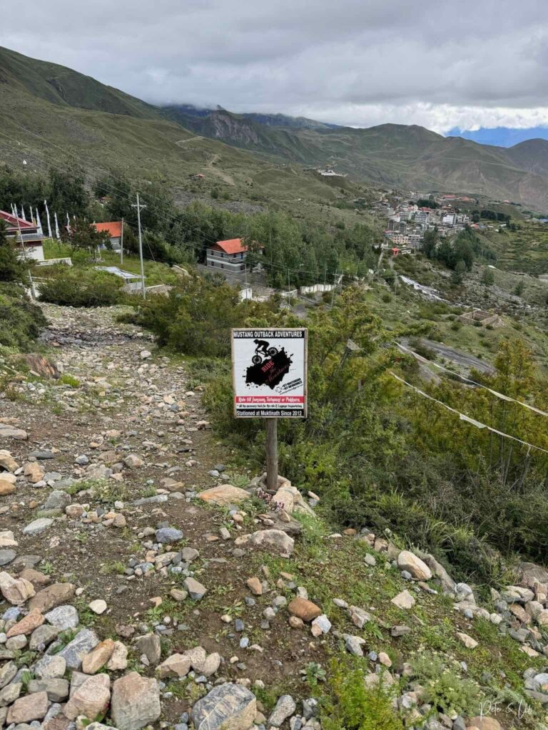 Vue sur la ville de Muktinath et les montagnes
