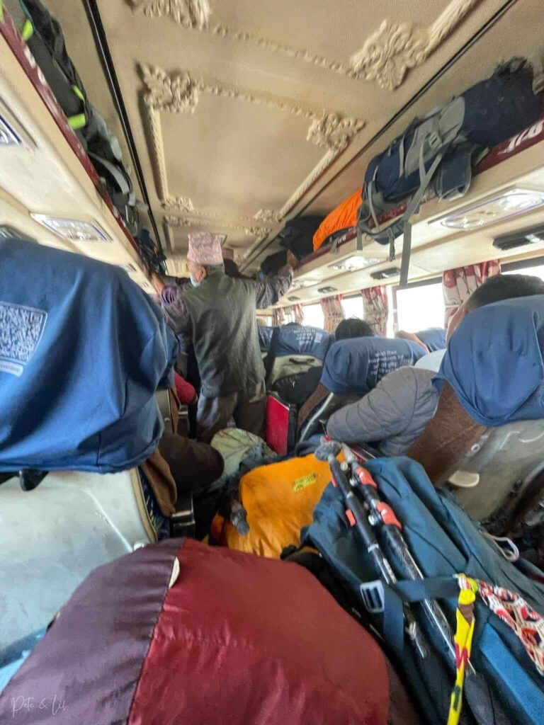Intérieur d’autobus népalais chargé de bagages dans l’allée