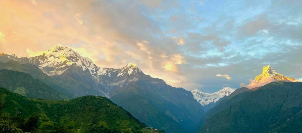 Sommets enneigés des Annapurnas au coucher du soleil