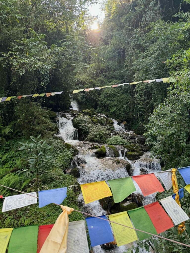 Drapeaux de prières colorés au-dessus d’une rivière