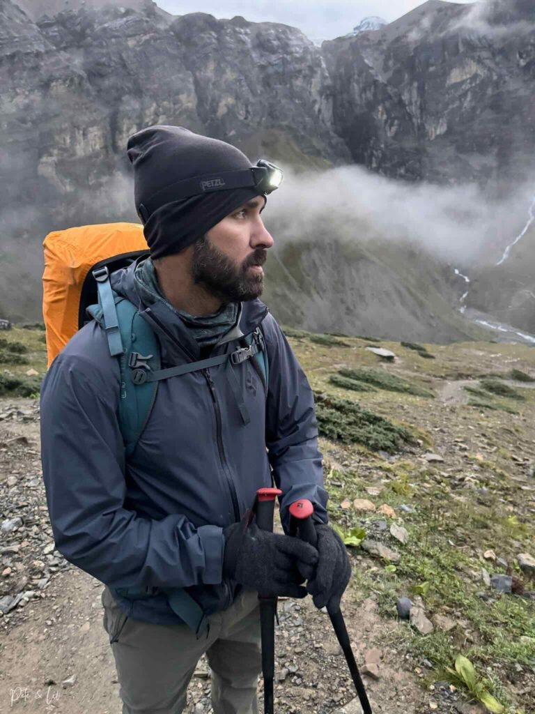 Randonneur sur le sentier escarpé vers le High Camp