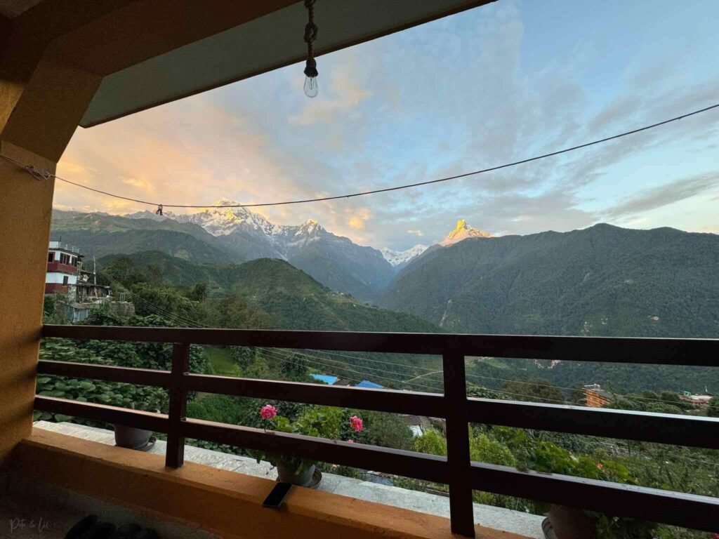 Vue depuis le balcon sur les montagnes enneigées