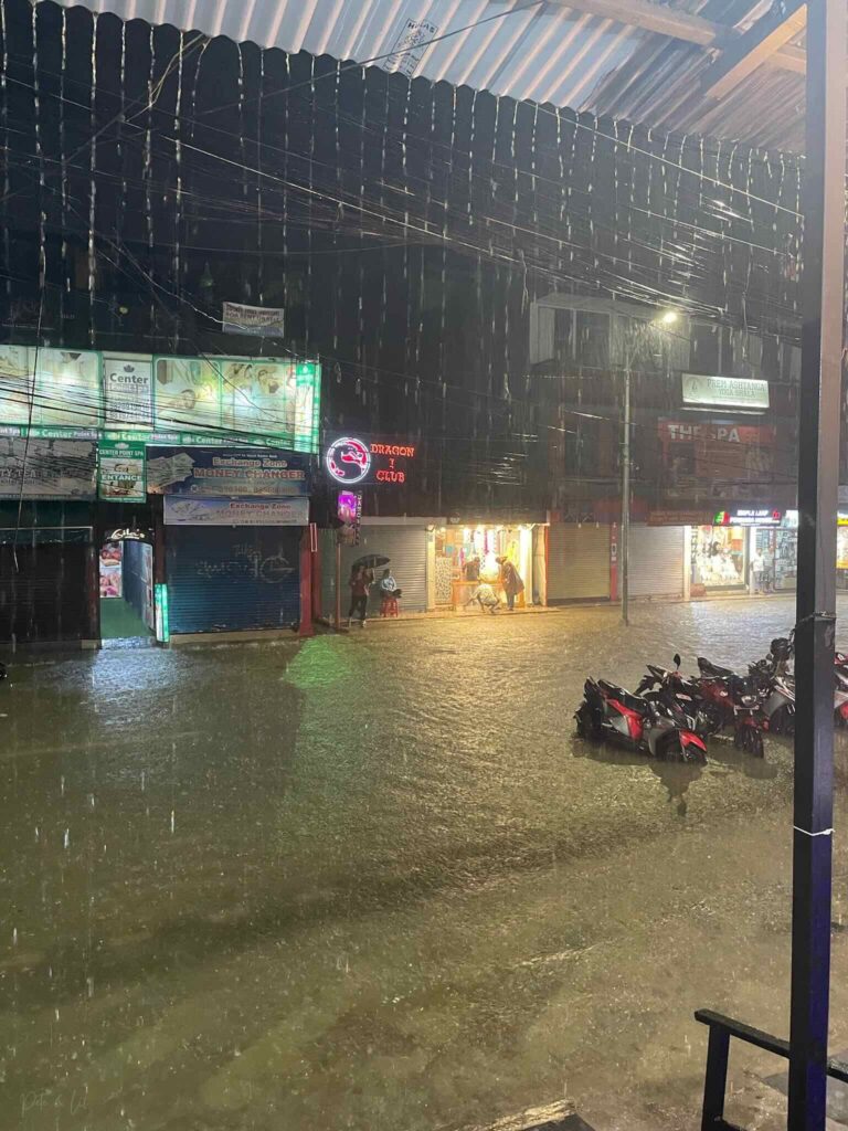 Inondation dans les rues de Pokhara avec scooters submergés