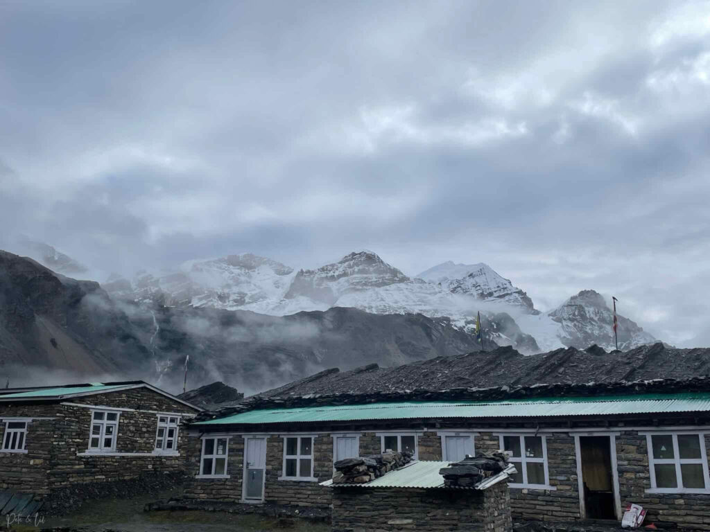 Le High Camp avec montagnes en arrière-plan