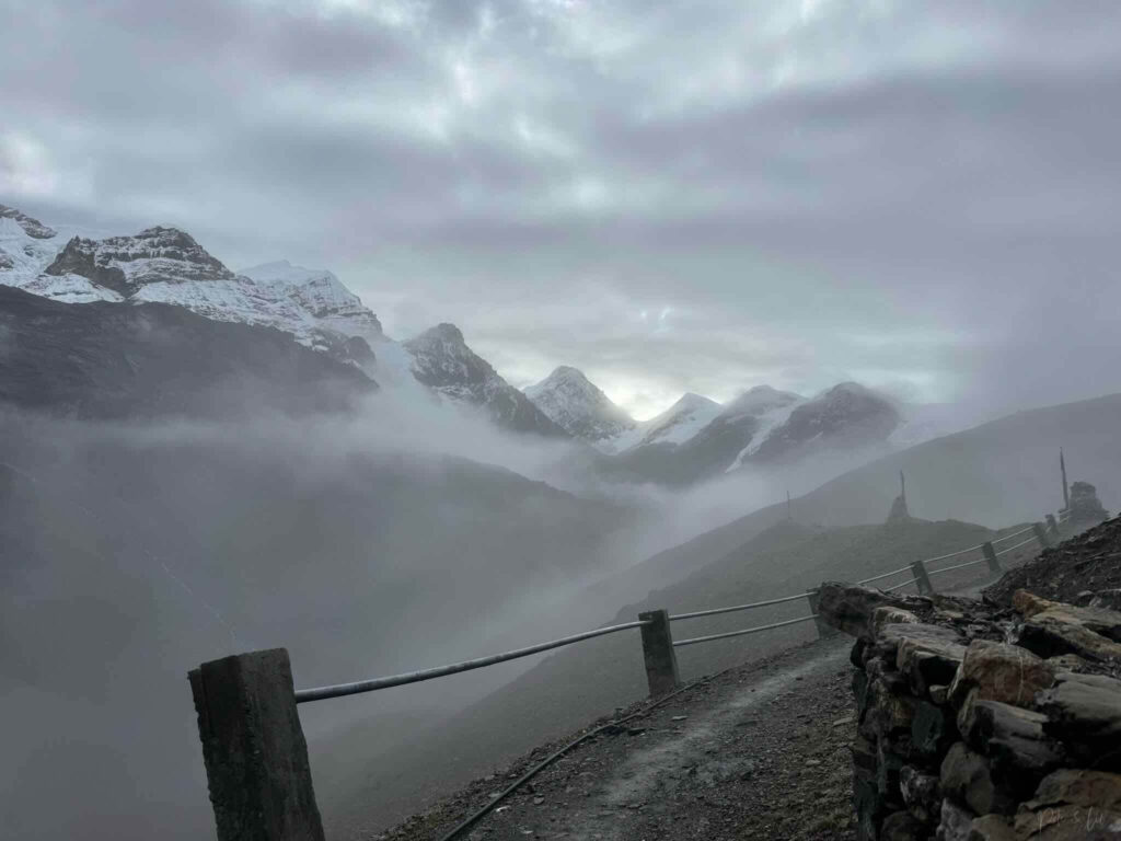 Sommets enneigés après le High Camp