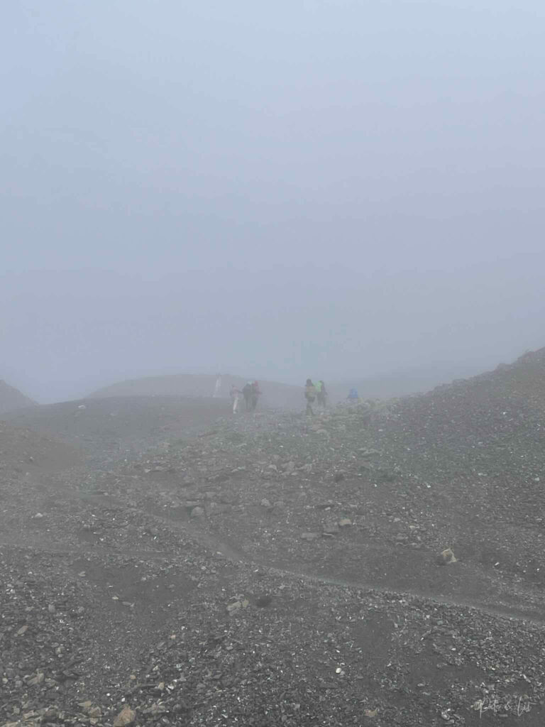 Randonneurs marchant dans les nuages