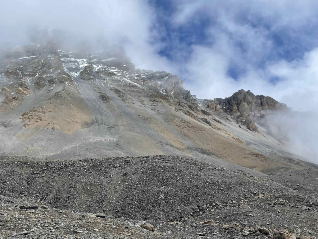 Éclaircies révélant les sommets au col de Thorung La