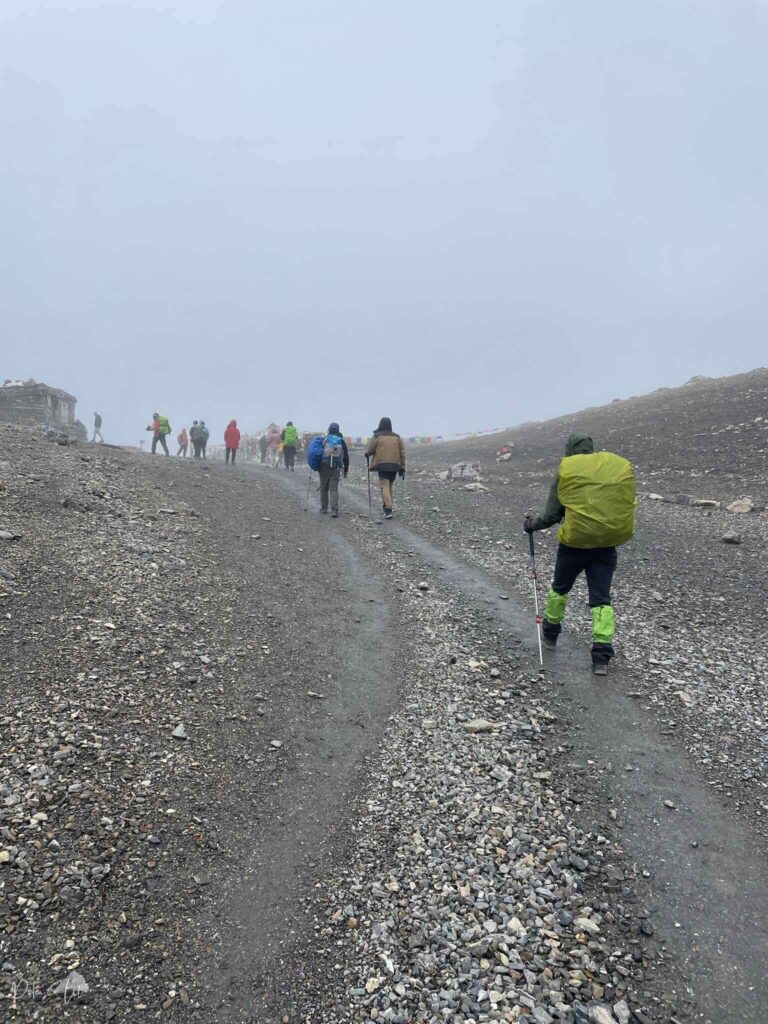 Randonneurs arrivant au Pass avec drapeaux de prières